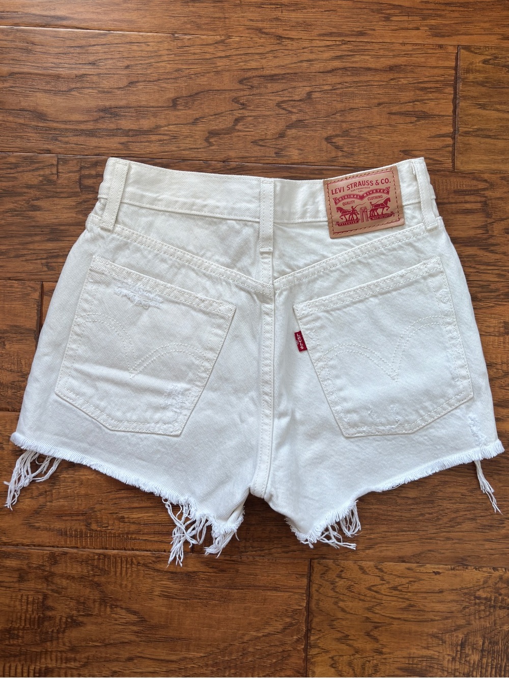 Levi’s 501 fit High-rise White Distressed Denim Short
